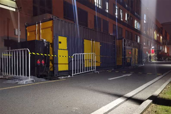 伊春柴油发电机组的输出电压是如何调节的？